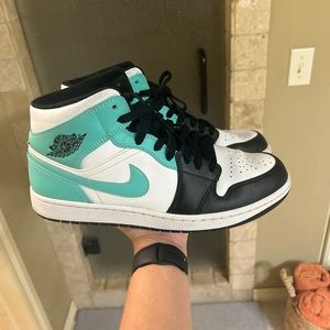 Jordan 1 Mid Tropical Twist Igloo